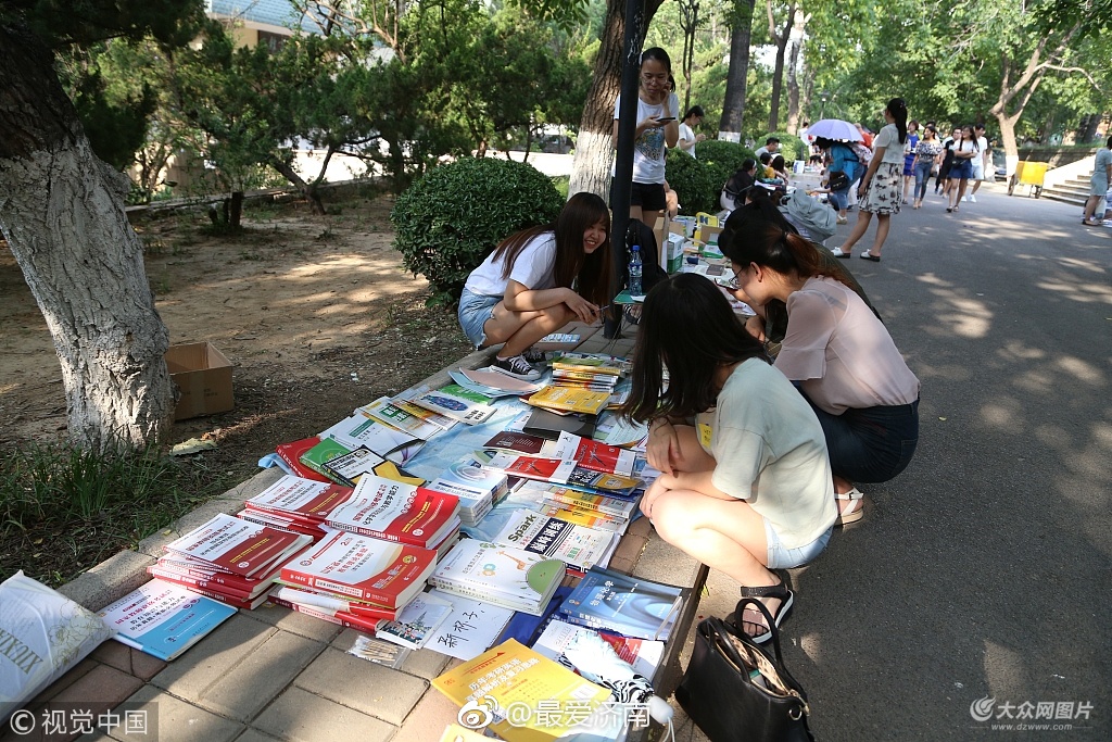 济南的一所高校内,大学生们组织起了毕业季跳蚤市场,将自己的闲置物品