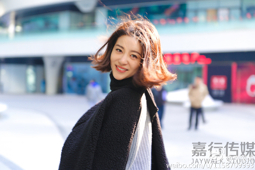 29岁李溪芮身着开叉连衣裙,性感a性感,网友:比老中医v性感病毒性图片