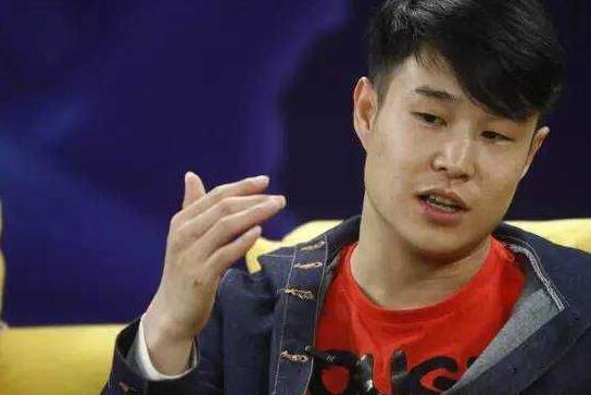 小沈阳歌曲《大笑江湖》火了,衡越作为师姐,代