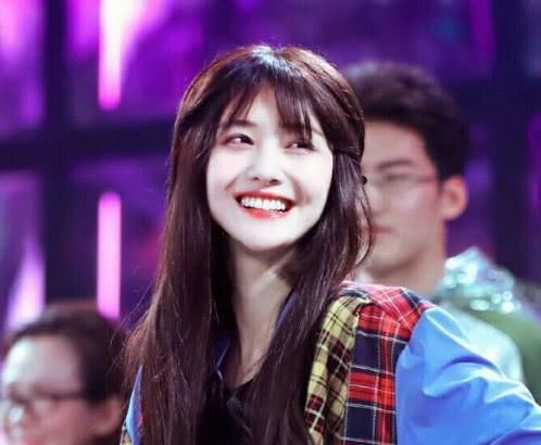 主持人让张一山用一个词形容郑爽,张一山说了