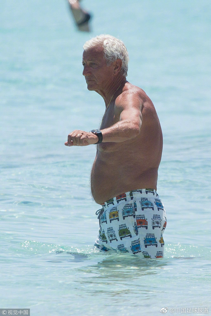 中国男足主帅里皮和家人现身海边度假!年近七