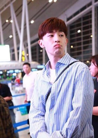 邓伦录制快乐大本营,最新机场照曝光画风清奇