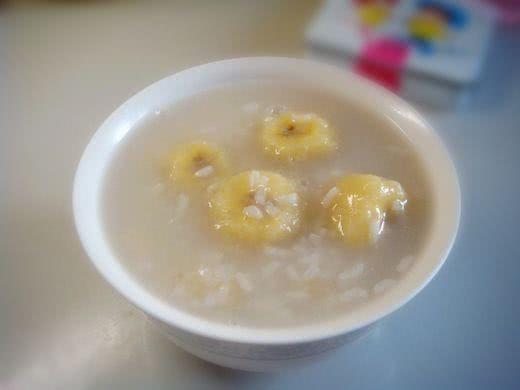 无知老人不听医生劝诫,非给婴儿喂香蕉粥,只活