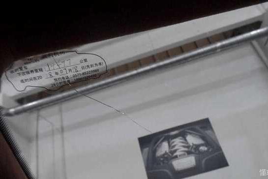 宾利添越前挡玻璃碎了，车主看完维修费用清单：我要投诉你们