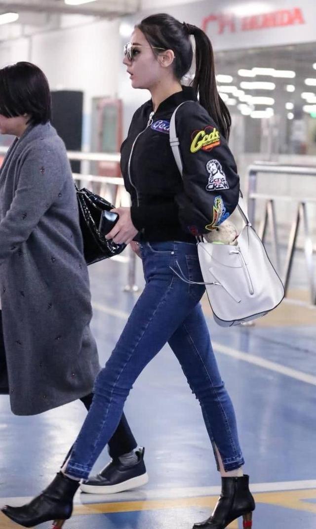 迪丽热巴逆天长腿照,网友直呼简直漂亮的让人