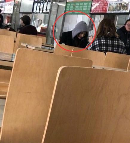 关晓彤现身北电食堂被偶遇,网友:本人真的特别瘦