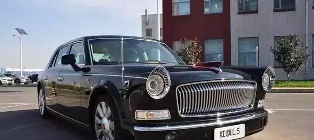 土豪500万买国产红旗L5! 悬挂“1949”车牌! 奔驰都不敢超车