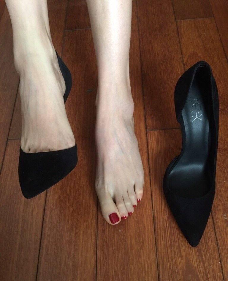 美脚丫遇上尖头黑色高跟鞋, 微微露出脚趾缝更