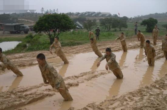 中国的特种兵训练的强度很大, 而且士兵们很年