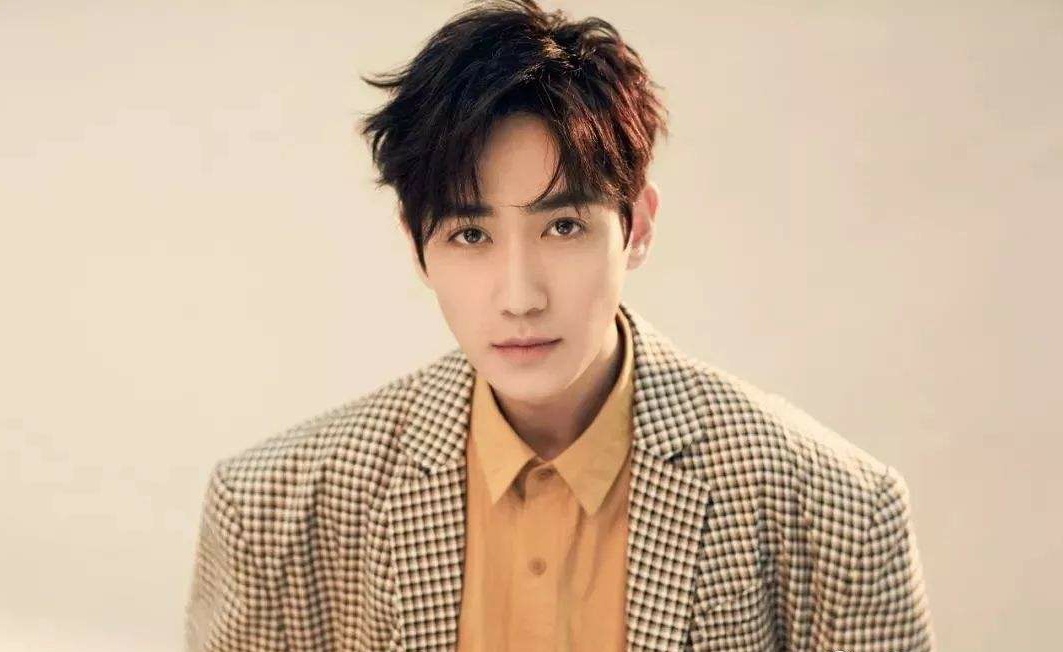 朱一龙粉丝烧蔡徐坤杂志,朱一龙惨遭轮番黑,网