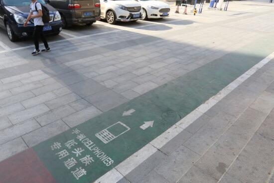 西安专门为手机低头族开辟专用通道,网友:赤