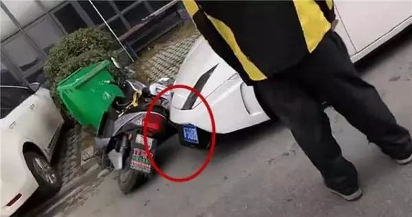 外卖车砸到兰博基尼，小哥淡定表示：老板买过3元保险！
