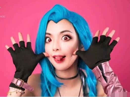 杨超越cos金克丝神还原!可真空服装上身后效