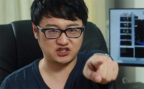 LOL:Joker重复播放昊凯解说“全都得死”，整个人笑到狂锤桌子