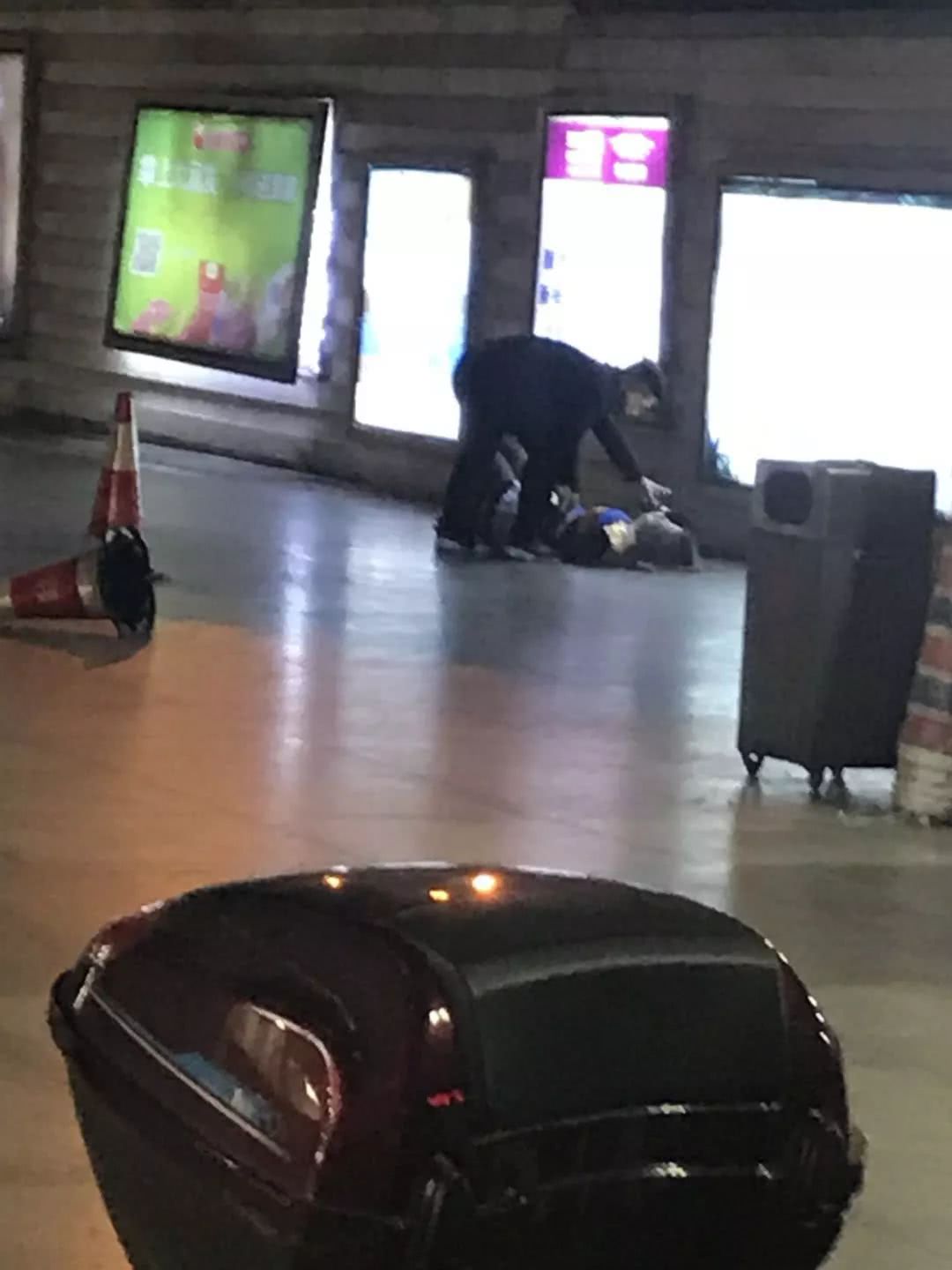 宜宾一女子在商场门口被男子暴打,惨叫声不断