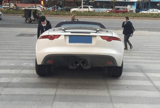 豪车车主误将阶梯当平地, 结果爱车却遭罪了