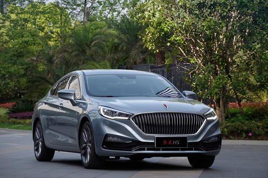 开红旗的到底都是谁？ 为此我们试了一款最便宜的红旗轿车