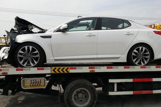 小伙新提起亚K5还没到家就完成首撞报废，网友：你不适合开车