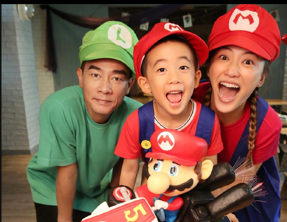 陈小春应采儿身穿超级玛丽装为Jasper庆生 一家三口同框太温馨