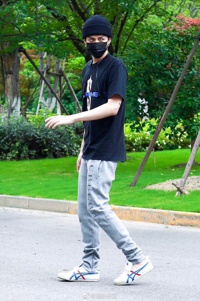 吴亦凡戴口罩穿黑色t恤搭配灰色运动裤现身机场,戴的帽子不热吗