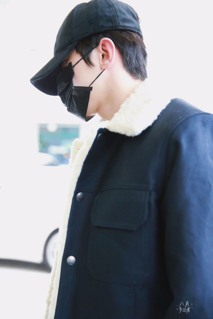 蔡徐坤首尔路透照 毛绒外套小白鞋 皮肤白嫩很