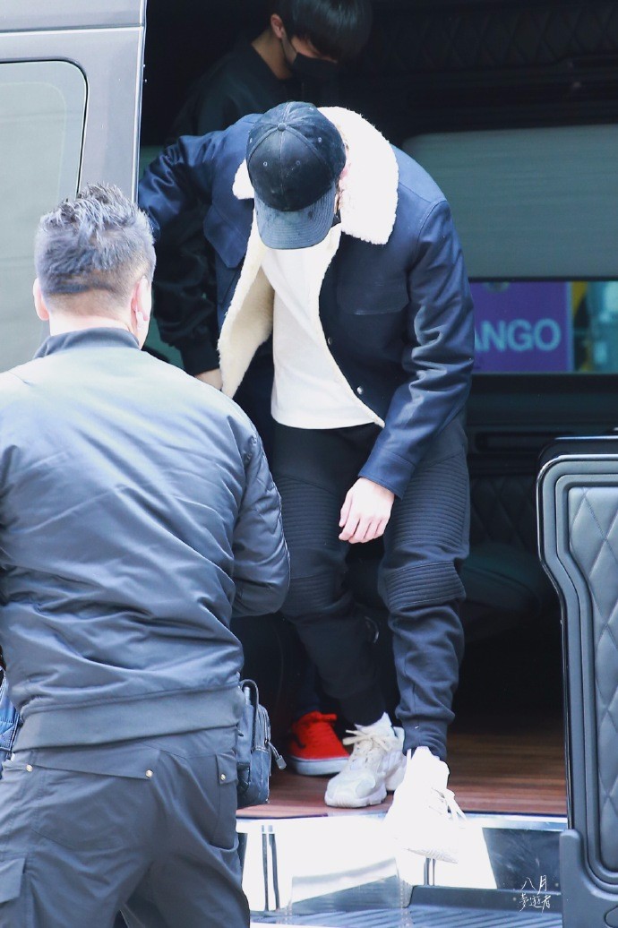 蔡徐坤首尔路透照 毛绒外套小白鞋 皮肤白嫩很