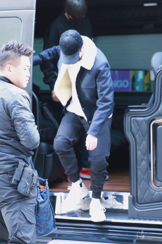 蔡徐坤首尔路透照 毛绒外套小白鞋 皮肤白嫩很