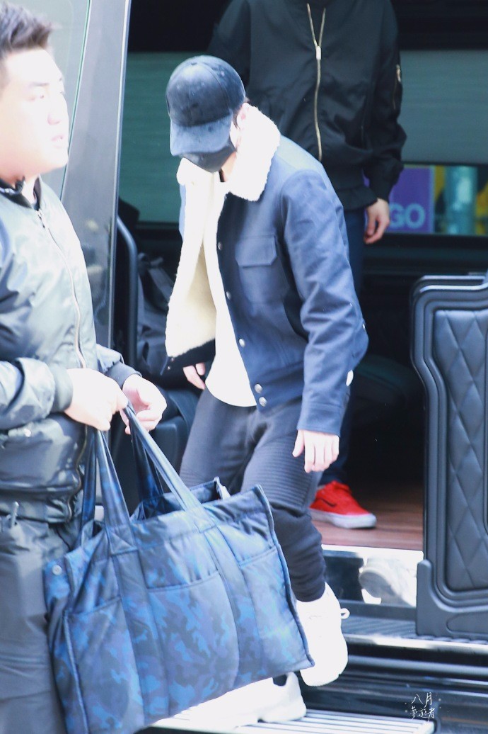 蔡徐坤首尔路透照 毛绒外套小白鞋 皮肤白嫩很