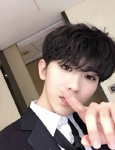 蔡徐坤第三次舞台染回黑发,破洞裤被点赞内搭