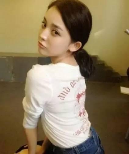 周冬雨古力娜扎原来是同班同学，上学时两人风格相差颇大