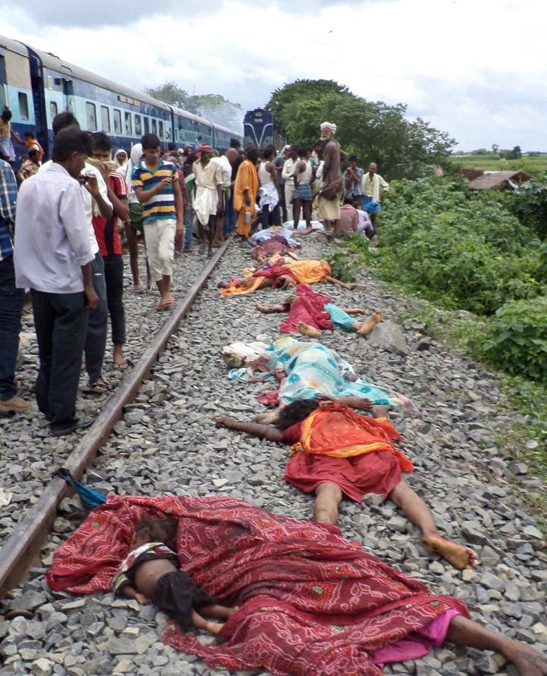 印度火车因超载严重被限速, 着火之后来不及逃出!