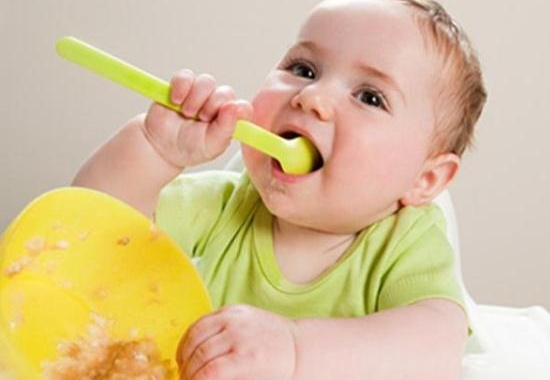 如果宝宝吃饭被噎到,父母一定要懂得的正确急