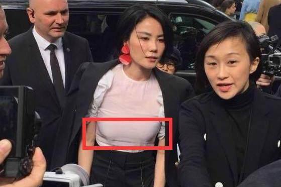 王菲没穿内衣胸下垂耷到肚子?网友:穿衣这么随便了，苦了谢霆锋