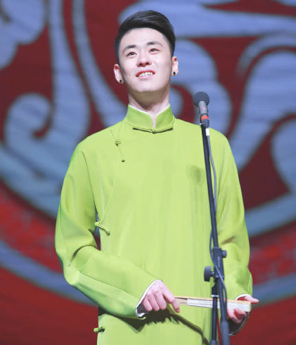 偶遇张云雷等车,助理黑脸怼粉丝,小辩儿一个举