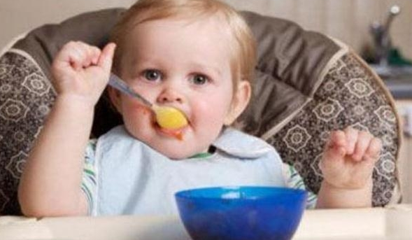 如果宝宝吃饭被噎到,父母一定要懂得的正确急