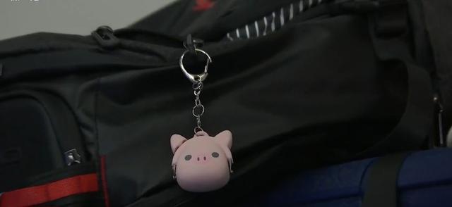 母女情深!女排颁奖后朱婷看郎平过来冲下领奖