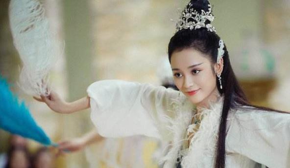 拿到了最好的资源,杨幂公司旗下艺人却选择解