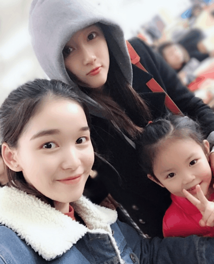 关晓彤现身北电食堂被偶遇,网友:本人真的特别瘦