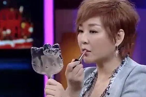 李静很自然的就用了唐嫣口红,唐嫣三个字化解