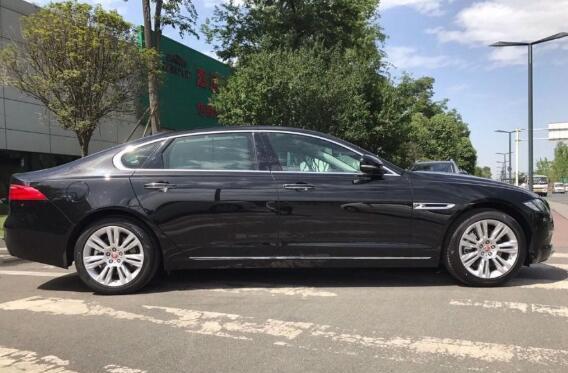 预算不够买宝马5系, 朋友给我推荐了这车, 看了一眼就爱上这车了