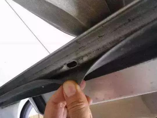 雨水泛滥的季节,车上这些排水孔千万别给堵了!