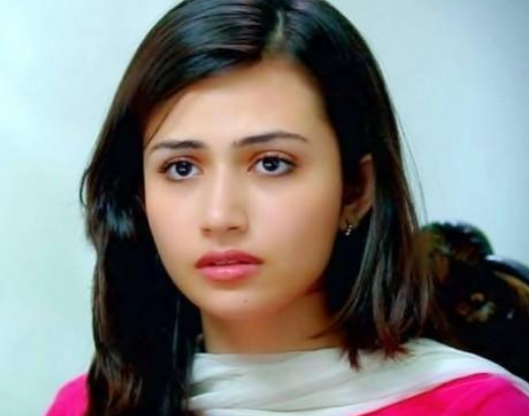 巴铁美女来中国,觉得中国天气热,揭开面纱后!中