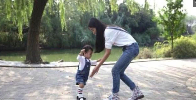 杨颖穿紧身牛仔裤现身,耐心教小海绵走路,弯腰