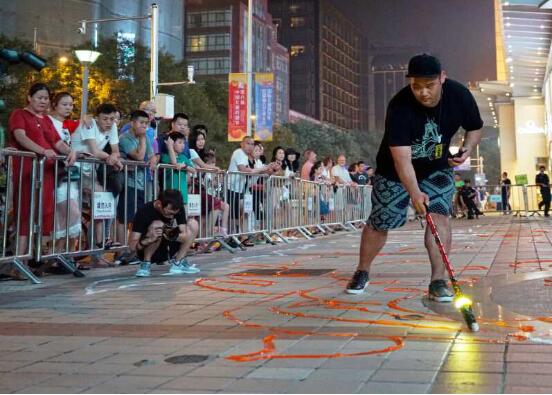 北京apm携手光绘达人共创吉尼斯世界纪录——最大光绘图案