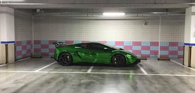 兰博基尼占四个车位, 是没公德心吗, 得知真相后哭笑不得! !