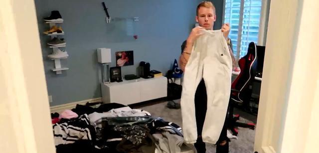 小伙做梦都想拥有超跑, 不料室友满足他的愿望, 真的给他弄来一辆