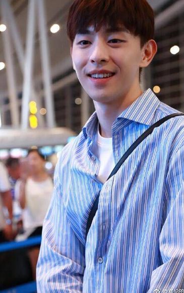 邓伦录制快乐大本营,最新机场照曝光画风清奇