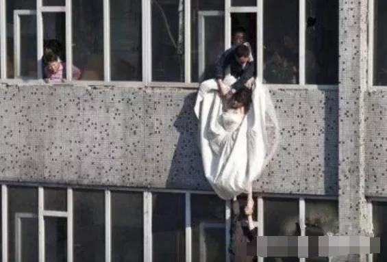 结婚当天新娘要跳楼哥哥一把拉住了她，但是亲戚却说死了最好