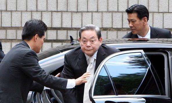 拥有3台迈巴赫，豪车众多出门车队护送，一半的韩国人为他打工！