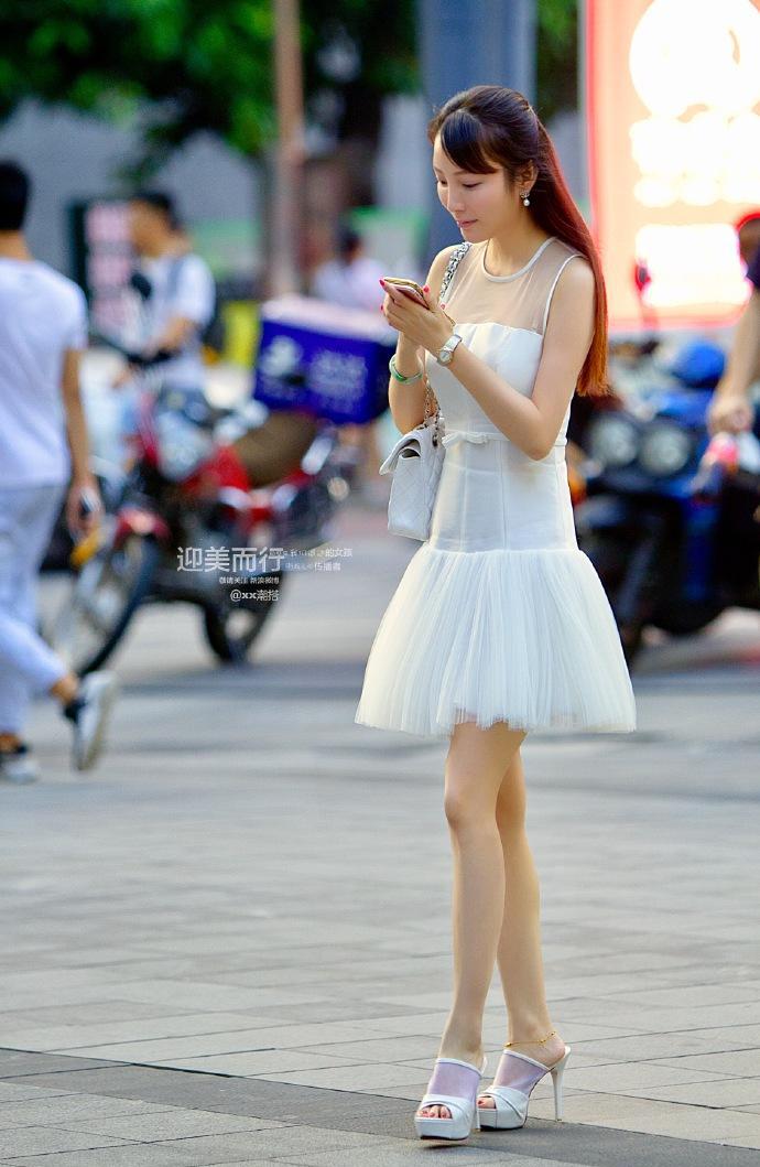 街拍小姐姐的大长腿 这腿就算是杨幂也比不上吧